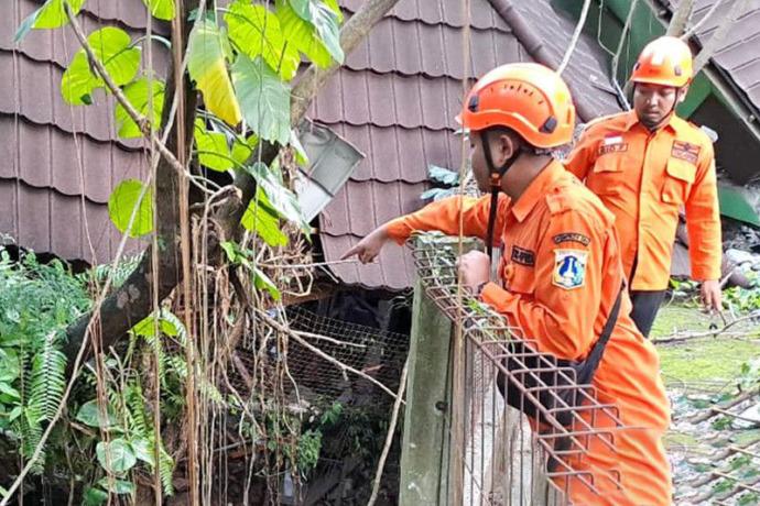 Arsip Foto - Badan Penanggulangan Bencana Daerah (BPBD) DKI Jakarta mengevakuasi dua rumah longsor di Tanjung Barat, Jakarta Selatan, Senin (13/3/2023). ANTARA/HO-BPBD DKI Jakarta/aa.