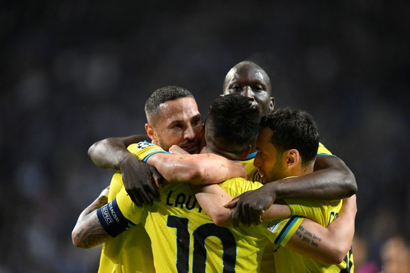 Selebrasi para pemain Inter Milan setelah timnya lolos ke perempat final Liga Champions usai menyingkirkan Porto dengan agregat 1-0 di Estadio do Dragao pada 15 Maret 2023. ANTARA/AFP/PATRICIA DE MELO MOREIRA