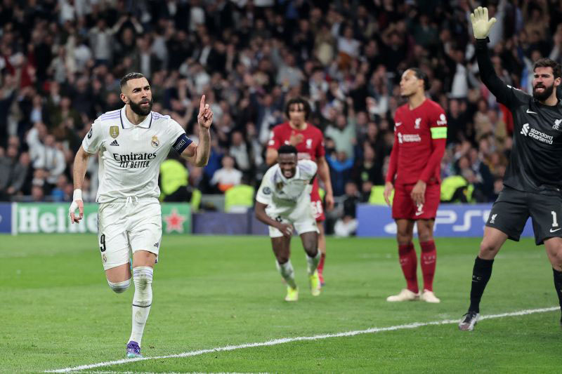Selebrasi Karim Benzema (kiri) setelah mencetak gol Real Madrid dalam pertandingan leg kedua babak 16 besar Liga Champions lawan Liverpool di Santiago Bernabeu pada 16 Maret 2023. ANTARA/AFP/PIERRE-PHILIPPE MARCOU