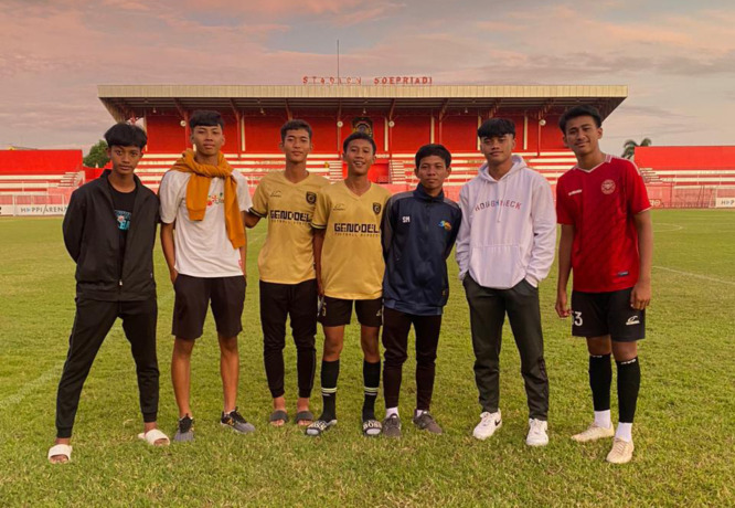 MEWAKILI TUBAN: Tujuh peserta Garuda Select Batch VI menjalani seleksi lanjutan tingkat provinsi di Stadion Supriyadi, Blitar, kemarin (9/3). (Askab PSSI untuk Radar Tuban)