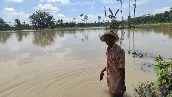 MERUGI: Lahan petani di Desa Kanorejo, Kecamatan Rengel yang terendam banjir pada 19 Februari lalu. (Yusab Alfa Ziqin/Radar Tuban)