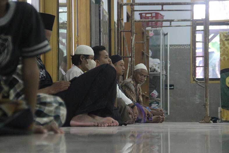 PERBANYAK IKTIKAF: Selama puasa Ramadan, banyak jamaah Masjid Al Falah Tuban yang menunggu azan magrib untuk buka puasa bersama. Seperti terlihat kemarin (26/3). (Andhika Feriawan/Radar Tuban)