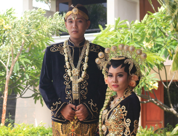 DIINVENTARISIR: Sepasang model saat memeragakan rias pengantin adat Jawa yang merupakan produk turunan kebudayaan. (Yudha Satria Aditama/Radar Tuban)