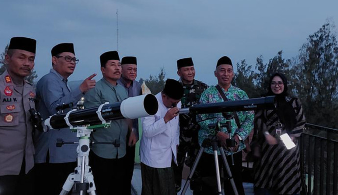 MEMASTIKAN AWAL PUASA RAMADAN: Kepala Kementerian Agama (Kemenag) Tuban Ahmad Munir meneropong hilal atau bulan di Menara Banyuurip, Kecamatan Senori kemarin (22/3). Dia didampingi Forkopimca Senori dan tim Badan Hisab dan Rukyat Kemenag Tuban. (Kemenag T