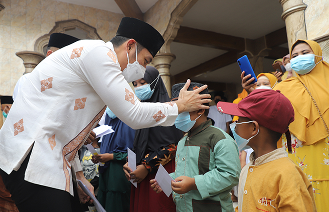 PEDULI ANAK YATIM: Bupati Tuban Aditya Halindra Faridzky menyantuni anak yatim dalam giat Safari Ramadan 2022. (Diskominfo SP untuk Radar Tuban)