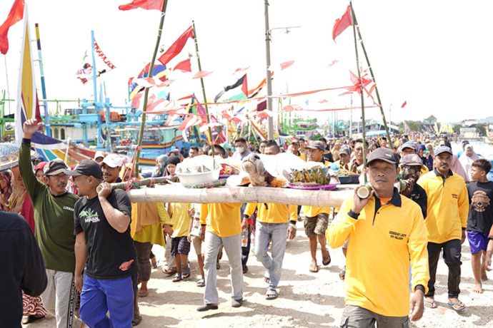 KEARIFAN LOKAL: Para nelayan Desa/Kecamatan Palang mengarak sesaji dalam tradisi Sedekah Laut di TPI setempat kemarin (13/3).  (DiskominfoSP untuk Radar Tuban)