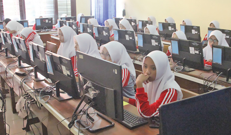 PENUH KONSENTRASI: Siswa SMKN 2 Tuban mengikuti Tryout SNBT Jawa Pos Radar Tuban gelombang kedua. (Andhika Feriawan/Radar Tuban