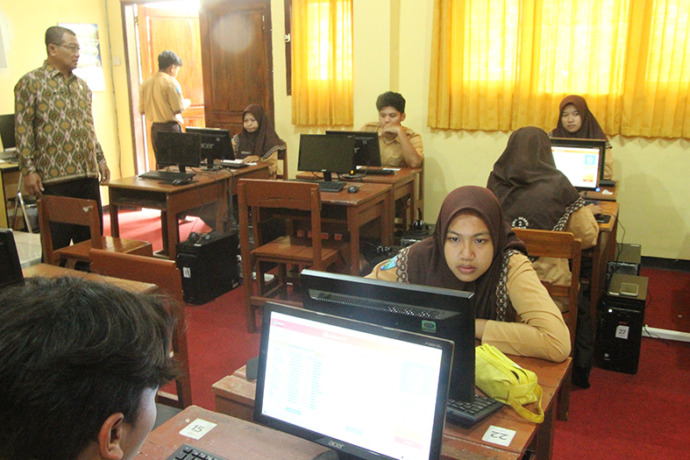 PENUH KONSENTRASI: Pelaksanaan Tryout UTBK–SNBT Jawa Pos Radar Tuban gelombang pertama yang sudah dilaksanakan. (Yudha Satria Aditama/Radar Tuban)