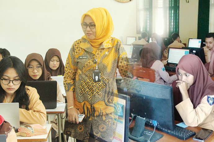 PASTIKAN LANCAR : Kepala SMAN 1 Tuban Wiwik Widowati saat melakukan pengecekan Tryout UBTK-SNBK Jawa Pos Radar Tuban di salah satu kelas, kemarin (3/3). Pelaksanaan tryout UTBK di SMAN 1 Soko (foto kanan). (Foto: Yudha Satria Aditama - Andhika Feriawan/Ra