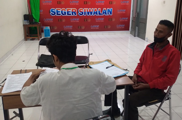 HAKNYA DIAKOMODIR: AF ketika menjalani ujian sekolah di Lapas Tuban kemarin (27/3). (Lapas Tuban untuk Radar Tuban)