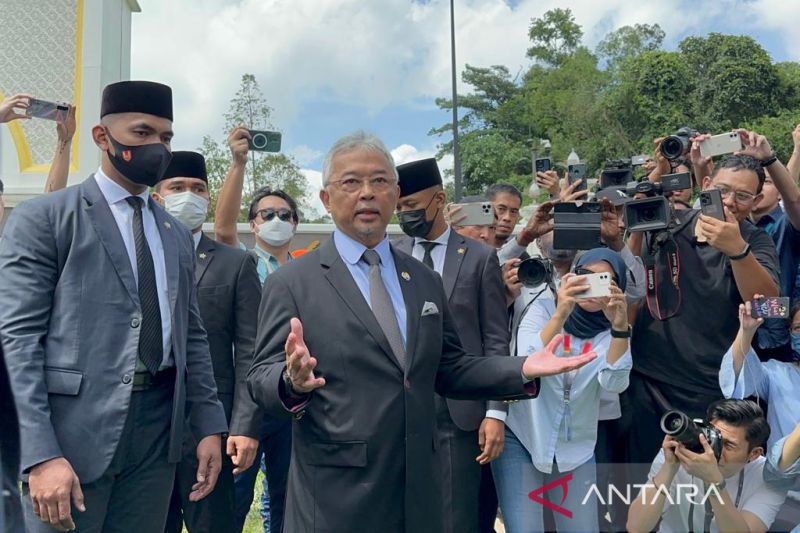 Arsip - Raja Malaysia Yang di-Pertuan Agong Al-Sultan Abdullah (tengah) menemui wartawan yang menunggu di Pintu 2 Istana Negara, Kuala Lumpur, Selasa (22/11/2022). (ANTARA/Elhami Syifa Ismail)