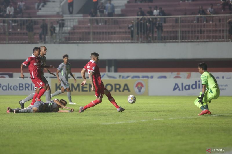  Pesepak bola Persis Solo Fernando Rodriguez (kedua kanan) mengecoh penjaga gawang Persebaya Surabaya Andhika Ramadhani (kanan) pada pertandingan Liga 1 di Stadion Maguwoharjo, Sleman, DI Yogyakarta, Sabtu (8/4/2023). ANTARA FOTO/Hendra Nurdiyansyah/aww. 