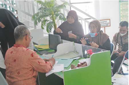 MENUNGGU: Calon jemaah haji asal Tuban sedang antre pembuatan bio visa haji di Kemenag Tuban. (Zidni Ilman Nafia/Radar Tuban)