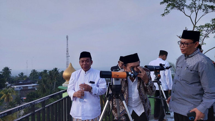 MENENTUKAN 1 SYAWAL: Kepala Kantor Kemenag Kabupaten Tuban Ahmad Munir (kiri) dan Kasi Bimas Islam Kemenag Tuban Mashari (kanan) mengoordinir pelaksanaan rukyatul hilal di menara pantau Banyuurip, Kecamatan Senori kemarin (20/4). (Kemenag Tuban untuk Rada