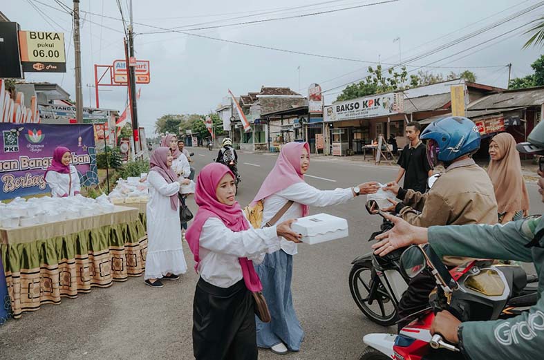 AGENDA RUTIN: Ketua DPC PB Tuban Hj Ratna Juwita Sari, S.E, M.M (kiri) mengomando pembagian takjil di Jalan Prof. Dr. KH. Fatkhurrahman Kafrawi, Jumat (7/4) sore. (Ratna Juwita Sari untuk Radar Tuban)