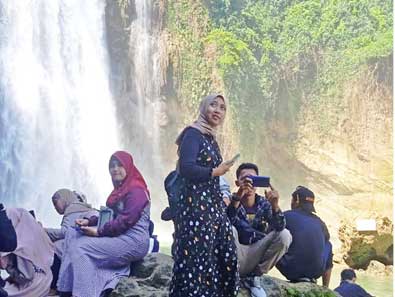 MEMANFAATKAN MOMEN LIBUR LEBARAN: Rombongan wisatawan bersama keluarganya menikmati wisata Air Terjun Nglirip, Desa Mulyoagung, Kecamatan Singgahan kemarin (25/4). (Pokdarwis Nglirip untuk Radar Tuban)