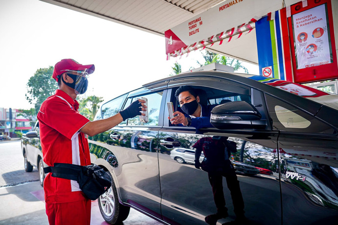 TRANSAKSI: Metode cashless mendukung penguraian antrean di SPBU. Stok dan pasokan BBM selama periode April-Mei 2023 aman dan lancar. (Pertamina untuk Radar Tuban)