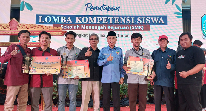 MEMBANGGAKAN: Siswa SMK TJP Tuban peraih medali di ajang LKS bersama Kepala SMK TJP Tuban Bambang Kusdiyanto dan pendamping foto bersama Kepala Dinas Pendidikan Provinsi Jawa Timur (tengah). (SMK TJP Tuban untuk Radar Tuban)