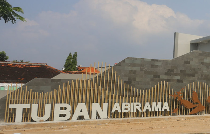 NAMA BARU: Neon box Tuban Abirama menjadi penanda perubahan nama Rest Area. Kemarin (20/5) sudah terpasang dengan ukuran cukup besar. (Zidni Ilman Nafia/Radar Tuban)