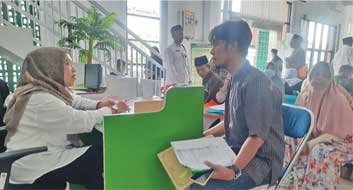 PERSIAPKAN KE TANAH SUCI: Jemaah mengajukan berkas keberangkatan haji di kantor pelayanan haji dan umrah Kemenag Tuban. (Zidni Ilman Nafia/Radar Tuban)