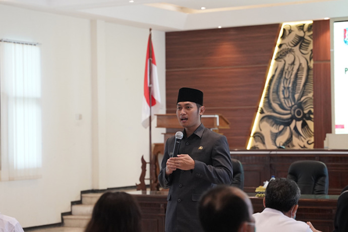 BERDEDIKASI: Mas Lindra menyampaikan sambutan sekaligus arahan kepada PPPK tenaga kesehatan. (Diskominfo SP untuk Radar Tuban)