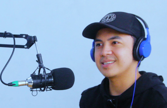 BERBAGI CERITA: Dede Satria, pemain sinetron dan layar lebar asal Tuban menceritakan pengalamannya di dunia entertainment. (Andhika Feriawan/Radar Tuban)