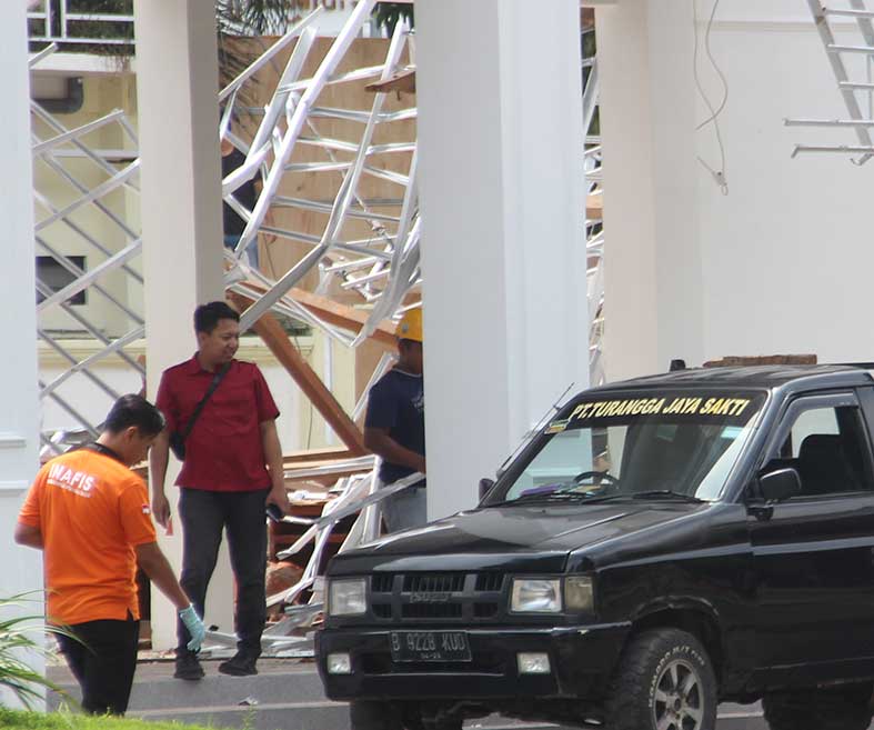 MASIH STERIL: Gedung Korpri di kompleks Pendapa Kridha Manunggal yang kondisinya malah luluh lantak usai atapnya ambruk, Selasa (9/5) malam. (Andhika Feriawan/Radar Tuban)