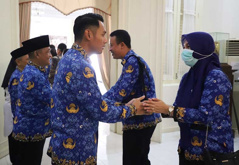 INDAHNYA SALING MEMAAFKAN: Bupati Aditya Halindra Faridzky bersama Wakil Bupati Riyadi dalam acara halalbihalal di Pendapa Kridha Manunggal kemarin (2/5). (Diskominfo SP untuk Radar Tuban)