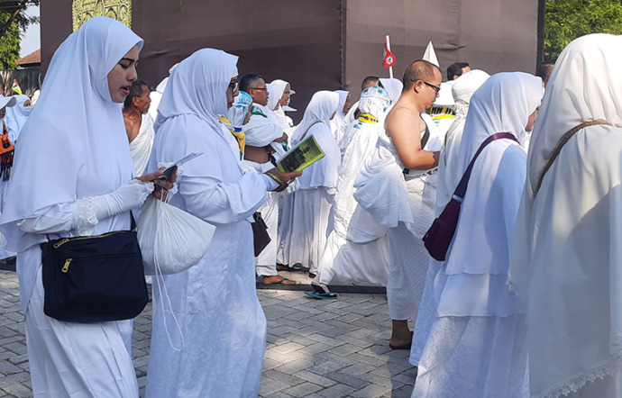 PEMBEKALAN: Calon jemaah haji asal Tuban saat mengikuti manasik haji di Graha Sandiya, Selasa (23/5). (Zidni Ilman Nafia/Radar Tuban)