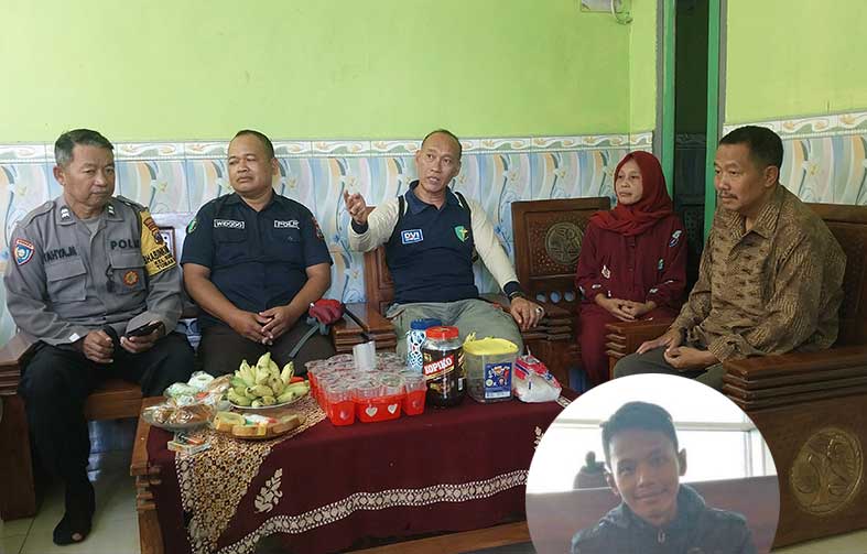 MEMASTIKAN DNA VENDI: Tim DVI Polda Jatim berbincang dengan orang tua Riska Dwi Evendi sebelum pengambilan sampel DNA dan antemortem di rumahnya kemarin (28/5). (M. Mahfudz Muntaha/Radar Tuban)