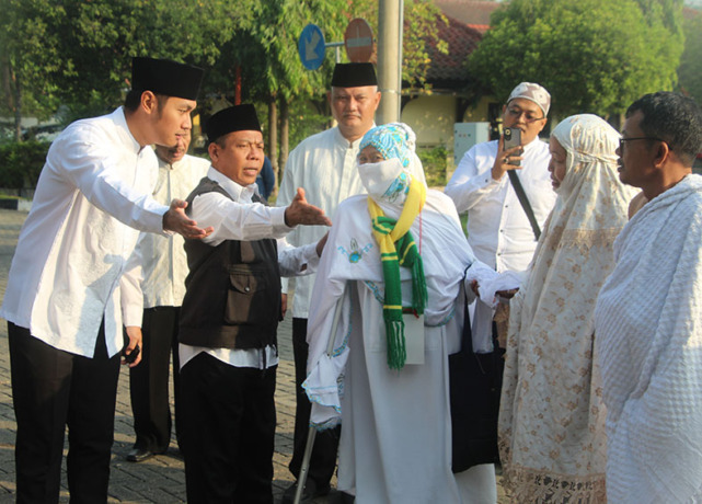 SEMANGAT: Para CJH asal Tuban mengikuti manasik yang dipandu petugas dan KBIHU. (Zidni Ilman Nafia/Radar Tuban)