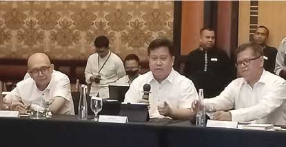 PEMATERI JOURNALIST CLASS: Dari kiri, Peneliti Eksekutif Senior Grup Riset Sektor Jasa Keuangan OJK Institute Endang Nuryadin, Kepala OJK Institute Agus Sugiarto, dan Kepala OJK Regional 4 Jatim Giri Tribroto. (Ardian Ananto/Radar Tuban)