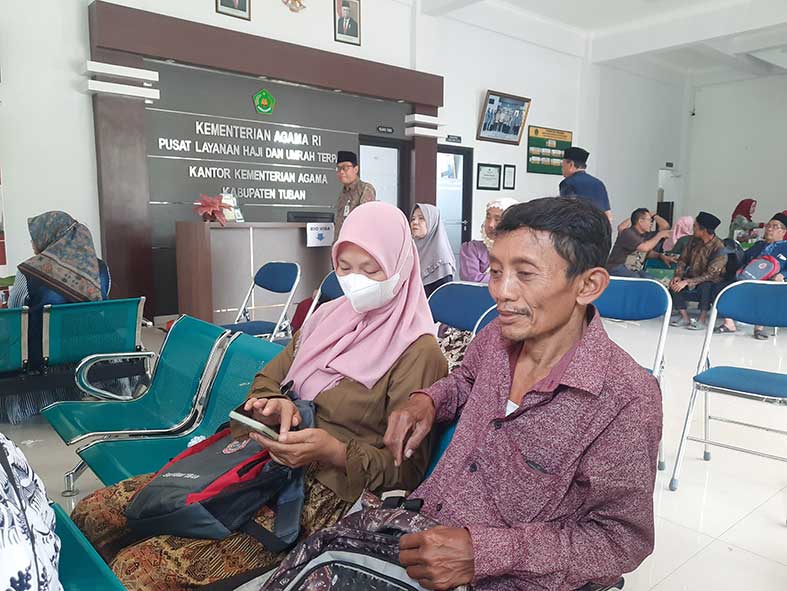 LENGKAPI PERSYARATAN: Calon jemaah haji asal Tuban yang antre pembuatan bio visa haji di Kantor Pelayanan Haji dan Umrah Kemenag Tuban. (Zidni Ilman Nafia/Radar Tuban)