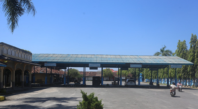 BUS OGAH MASUK: Kondisi Terminal Jatirogo di Desa Sadang, Kecamatan Jatirogo yang lengang kemarin (15/5). Sepinya terminal tipe C tersebut karena bus jurusan Jatirogo-Bojonegoro jarang masuk. (Yusab Alfa Ziqin/Radar Tuban)