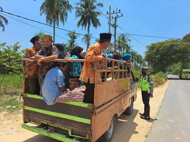 TINDAK TEGAS PELANGGAR: Anggota Satlantas Polres Tuban saat melakukan tilang secara manual terhadap pelanggar lalu lintas.(Yudha Satria Aditama/Radar Tuban)