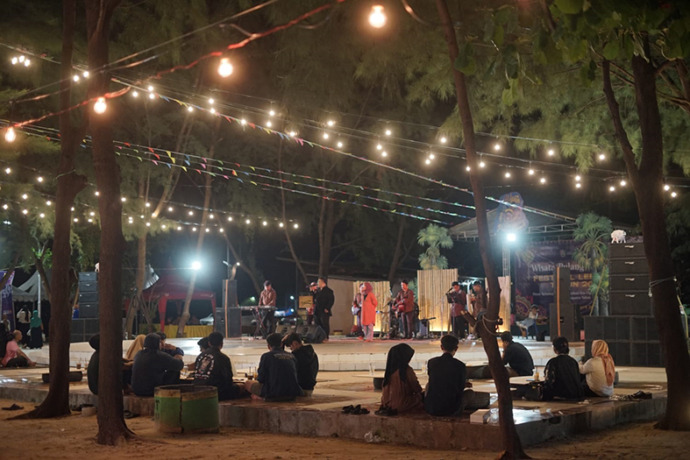 JADI PILOT PROJECT: Pantai Boom, destinasi wisata Tuban yang buka pada malam hari. (Disbudporapar Tuban untuk Radar Tuban)