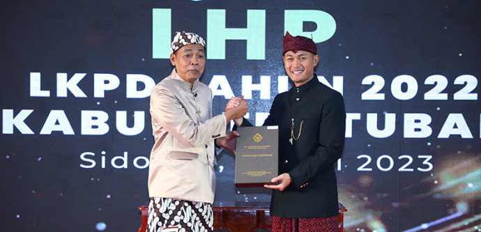 MEMBANGGAKAN: Bupati Aditya Halindra Faridzky menerima LHP LKPD 2022 dengan predikat opini WTP dari Kepala BPK RI Provinsi Jawa Timur Karyadi di kantor BPK Perwakilan Jawa Timur, kemarin (25/5). (Diskominfo SP untuk Radar Tuban)