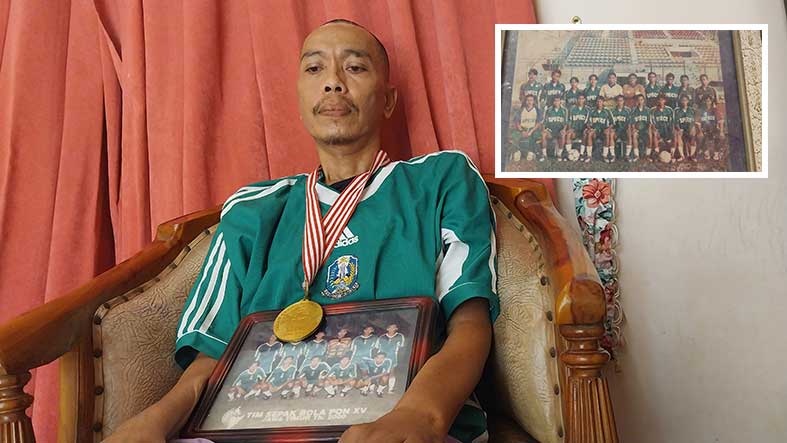 KENANG MASA LALU: Kenakan jersey tim PON Jatim dan berkalung medali emas, Benny Hertanto menunjukkan foto dirinya yang masuk pemain inti. (M. Mahfudz Muntaha/Radar Tuban)