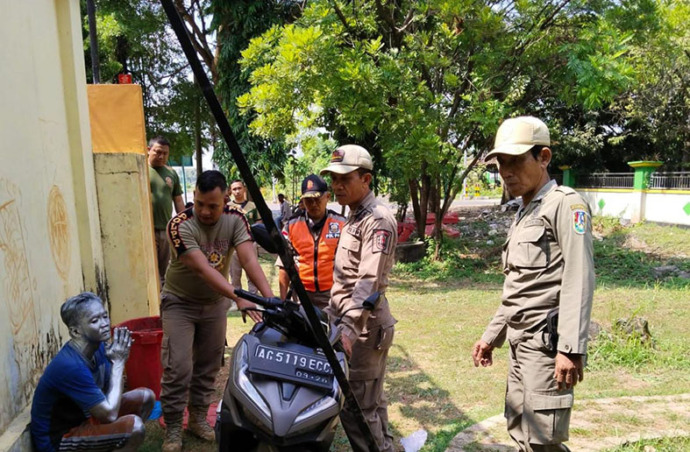 KEMBALI DIJARING: HD, inisial seorang manusia silver dari Surabaya yang dirazia di simpang SMPN 4 Tuban. (Satpol PP Tuban untuk Radar Tuban)