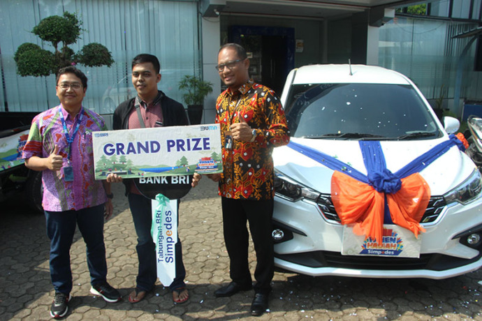BERUNTUNG: Branch Office Manager BRI Tuban Ayub Burhan menyerahkan Suzuki Ertiga kepada Wahyu Prasetyo, pemenang grand prize utama mobil Suzuki Ertiga. (Yudha Satria Aditama/Radar Tuban)