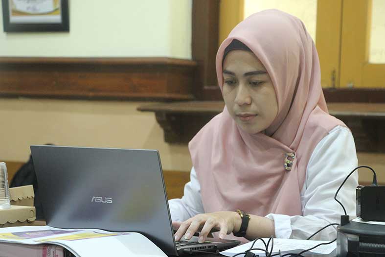 MEMELOTOTI BERKAS: Petugas PPDB SMPN 1 Tuban yang teliti menyeleksi berkas online. (Yudha Satria Aditama/Radar Tuban)