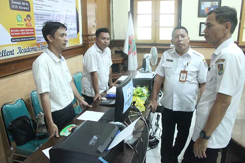 TURUN LAPANGAN: Kepala Disdik Tuban Abdul Rakhmat mengkroscek aduan masyarakat terkait dugaan pemalsuan dokumen masuk ke SMPN 1 Tuban kemarin (7/6). (Yudha Satria Aditama/Radar Tuban)