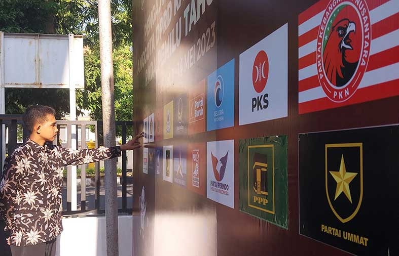 PESERTA PEMILU: Logo parpol peserta pemilu yang ditempel di papan depan kantor KPUK Tuban, Jalan Pramuka. (M. Mahfudz Muntaha/Radar Tuban)