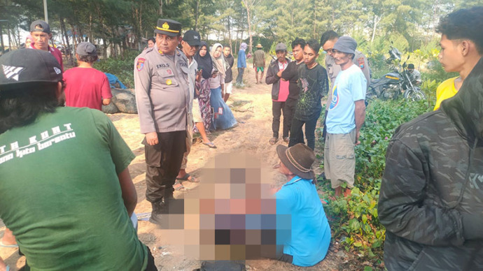 MENCARI PETUNJUK: Anggota Polsek Tambakboyo memintai keterangan sejumlah saksi di tempat kejadian perkara di Sungai Gadon, Desa Gadon, Kecamatan Tambakboyo Rabu (1/6) pagi. (Polsek Tambakboyo untuk Radar Tuban)