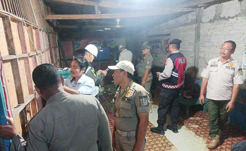 TINDAK TEGAS: Petugas gabungan ketika merazia warung penyedia karaoke di Desa Pekuwon, Kecamatan Rengel, Minggu (18/6) malam. (Satpol PP Damkar Tuban untuk Radar Tuban)