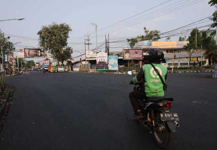 GUNDUL: Jalan Soekarno Hatta yang aspalnya sudah mulus. Setelah direhab jalan ini akan dilengkapi markah. (Foto: Fahrizal Firmani/Jawa Pos Radar Bromo)