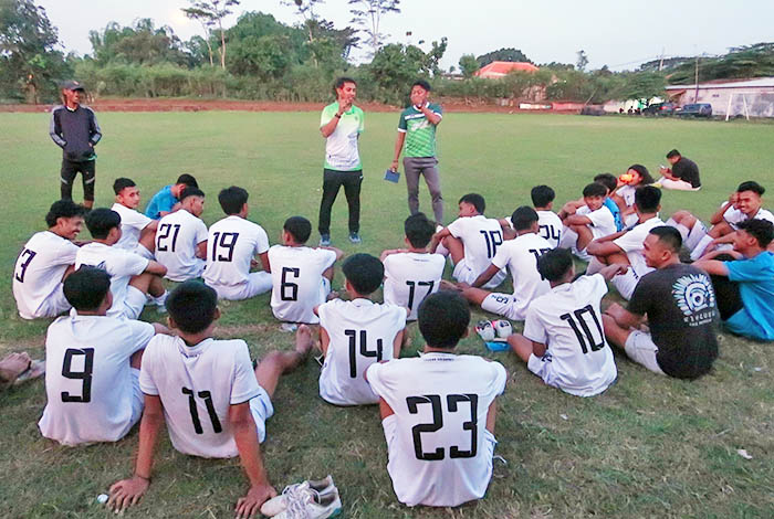SEMENTARA LATIHAN MANDIRI: Para penggawa tim sepak bola Kabupaten Pasuruan proyeksi porprov saat mendengarkan instruksi pelatih, beberapa waktu lalu.