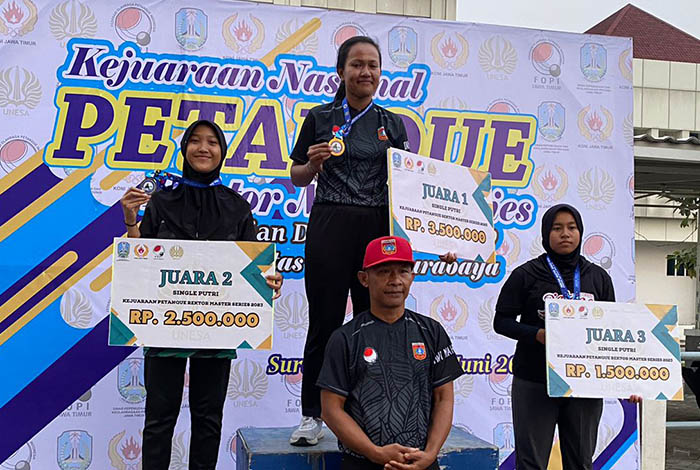 JUARA DUA: Erza Fitria Fatma Cahyani (kiri) berpose bareng para juara Kejurnas di Unesa, Surabaya, akhir pekan lalu.