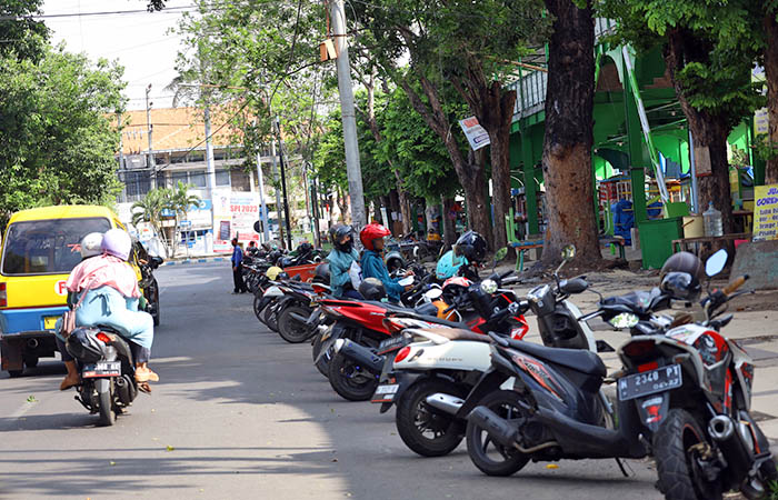 PARKIR BERLANGGANAN: Kawasan Alun-alun Kota Probolinggo sebagai salah satu titik parkir yang menyumbang PAD.