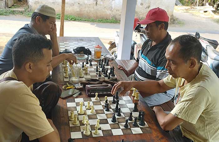 SERIUS: Pemain catur di Pasaringin di Kelurahan Pohjentrek, Kecamatan Purworejo. Bermain catur tidak hanya mengasah skill, tetapi juga bisa menambah relasi dan menjadi profesional.